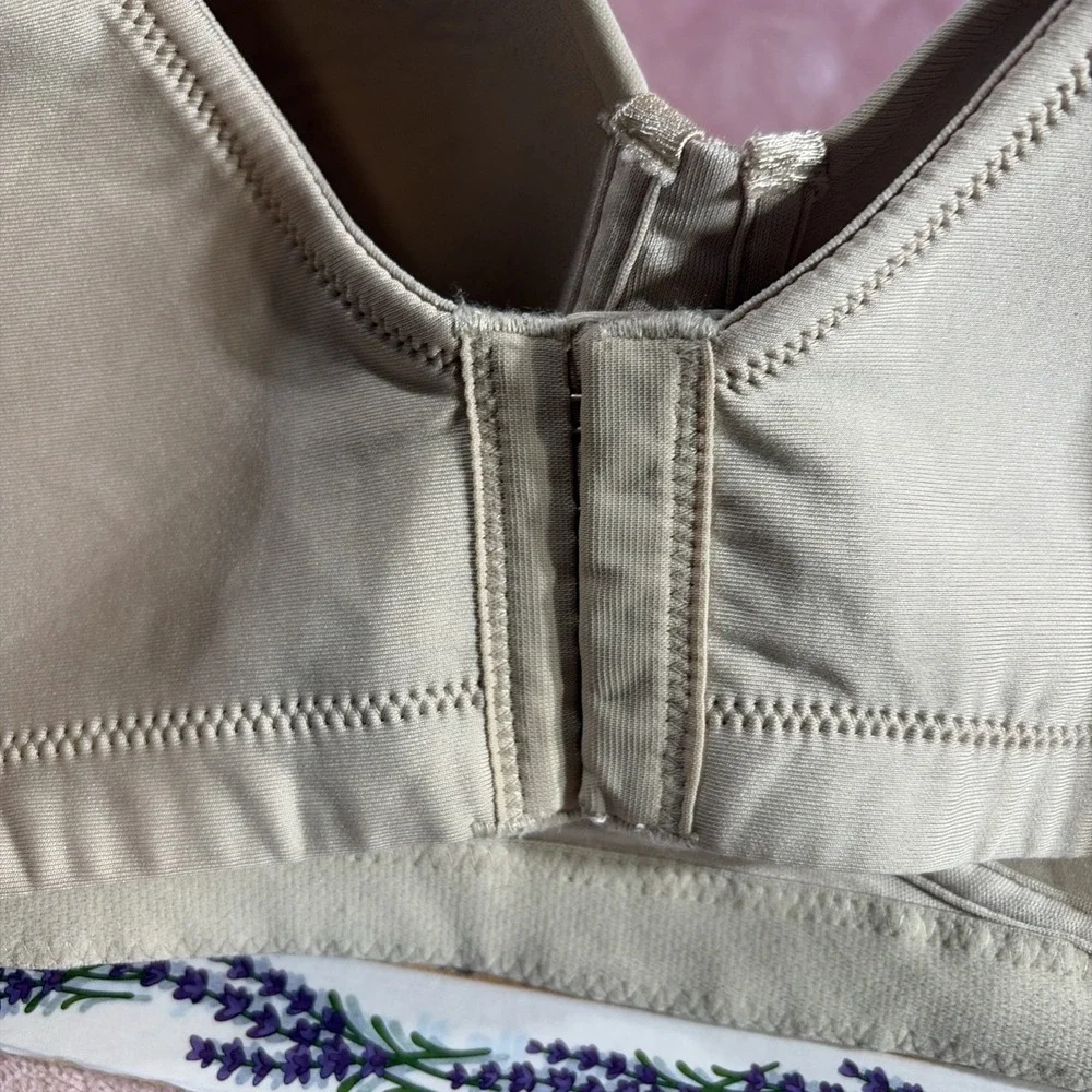 Vanity Fair 44DDD Beige Tshirt Bra. Adjustable Straps Lightly Lined.